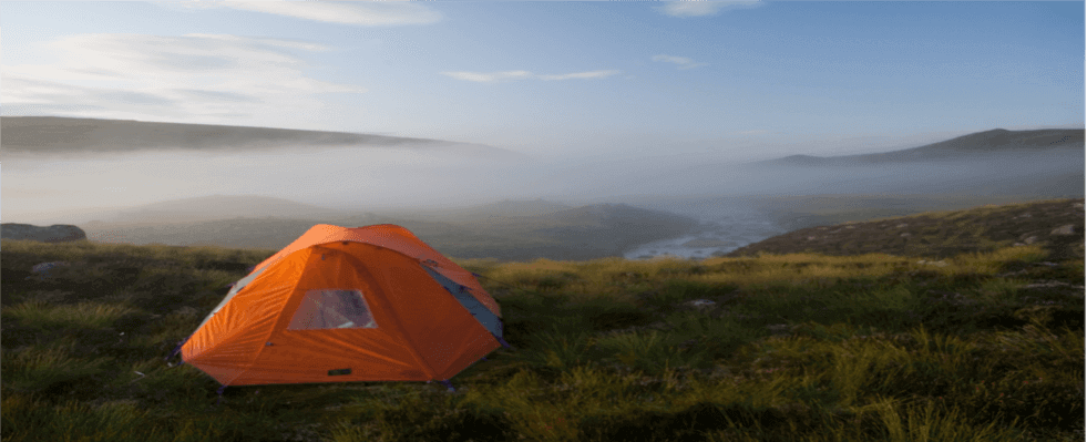 un tente de camping avec une mer en paysage