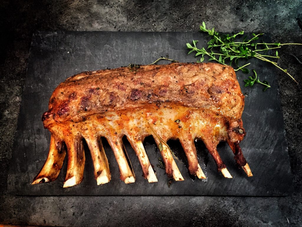Un morceaux de viande sur un plat en ardoise
