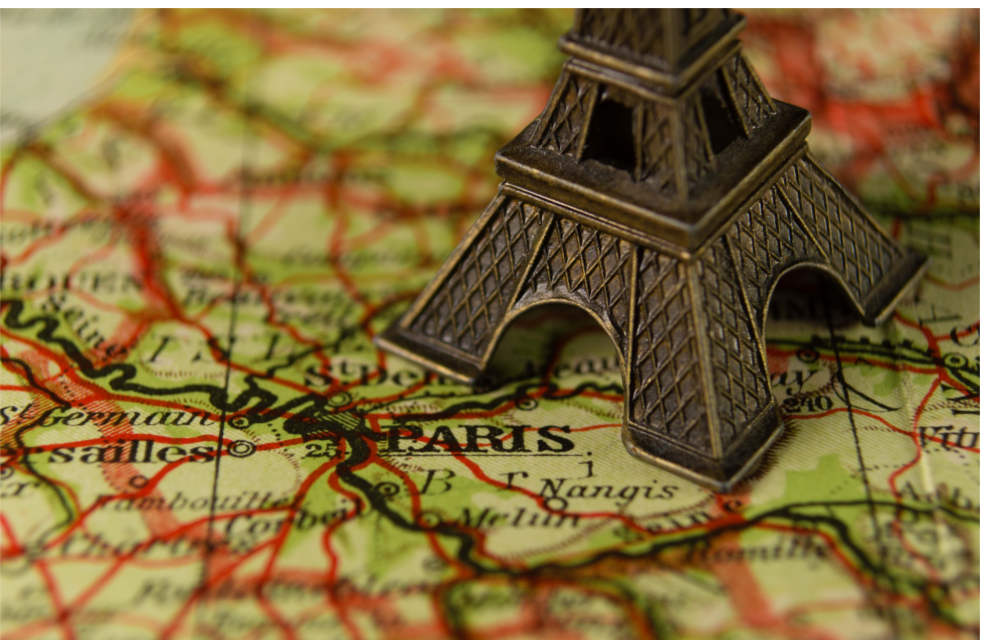 Carte avec une petite Tour Eiffel
