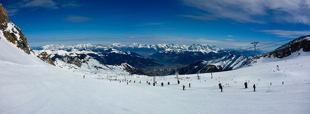 photo de piste de ski avec une montagne en paysage