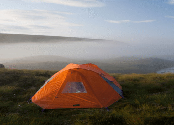 tente et une mer enquise de paysage