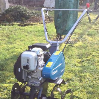 Utiliser la motobineuse pour le sarclage